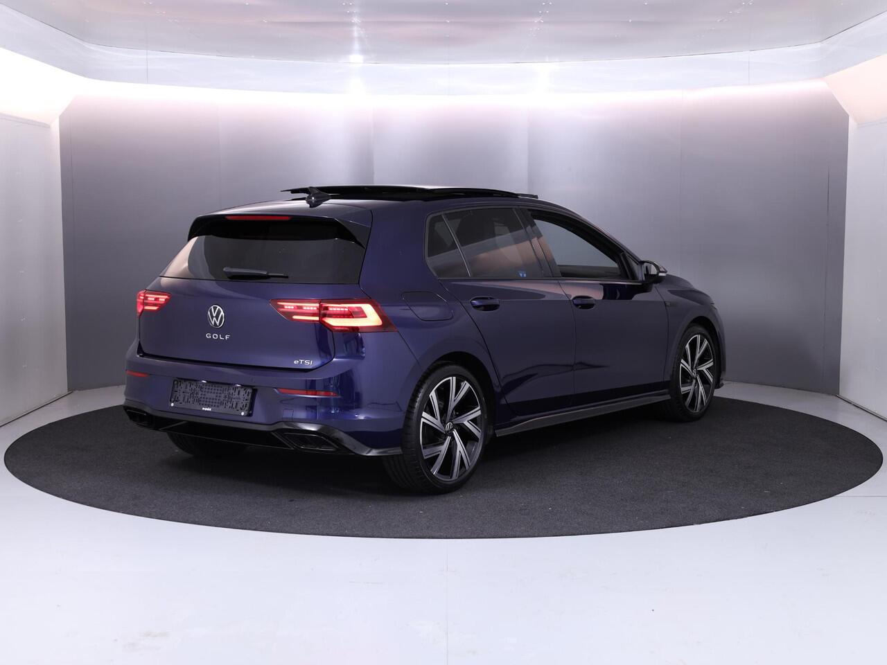 Volkswagen GOLF 1.5 eTSI R-Line 150 pk Automaat (DSG) | Navigatie | Panoramadak | Parkeersensoren | Achteruitrijcamera | Matrix LED koplampen | Black Style pakket | R-Line |