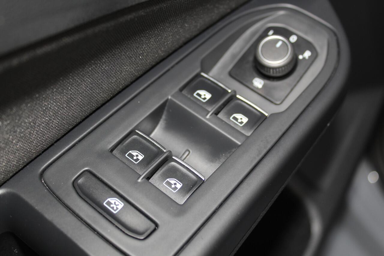 Volkswagen GOLF 1.5-150pk TSI Highline. Erg nette, sportieve en goed onderhouden VW Golf ! Slechts 41.000km ! Autm. airco dual, digitaal dashb., adapt. cruise cntrl, navigatie, tel. voorb., trekhaak + afn. kgl, IQ lights, LM wielen, elektr. panoramadak, stoel- en stuurv