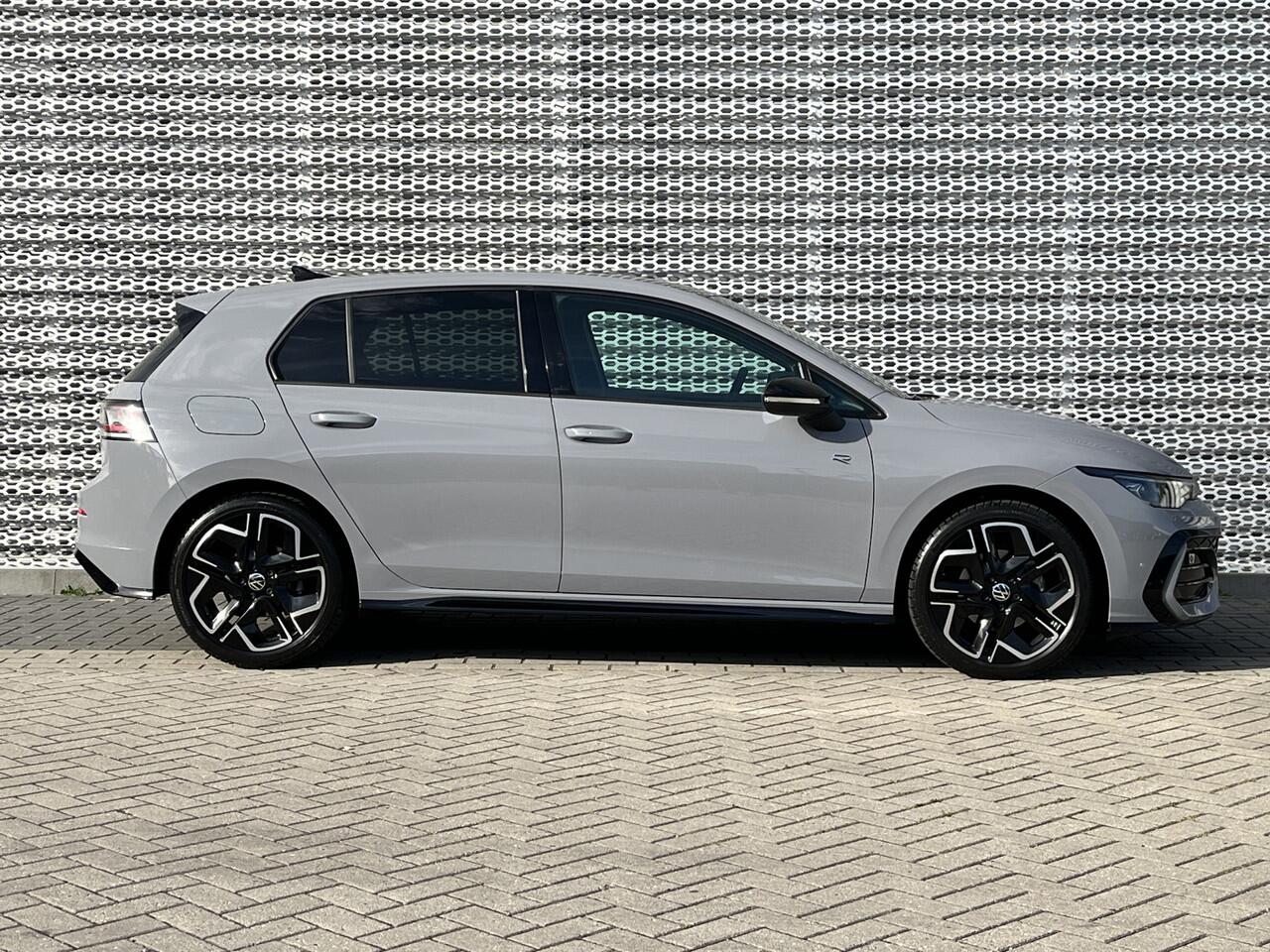 Volkswagen GOLF 1.5 eTSI 150pk DSG R-Line / Panoramadak / Black Style / Matrix LED / Harman Kardon / Elek Zwenkbare Trekhaak / Head-Up Display / Camera / Stuur & Stoelverwarming / 18" LMV