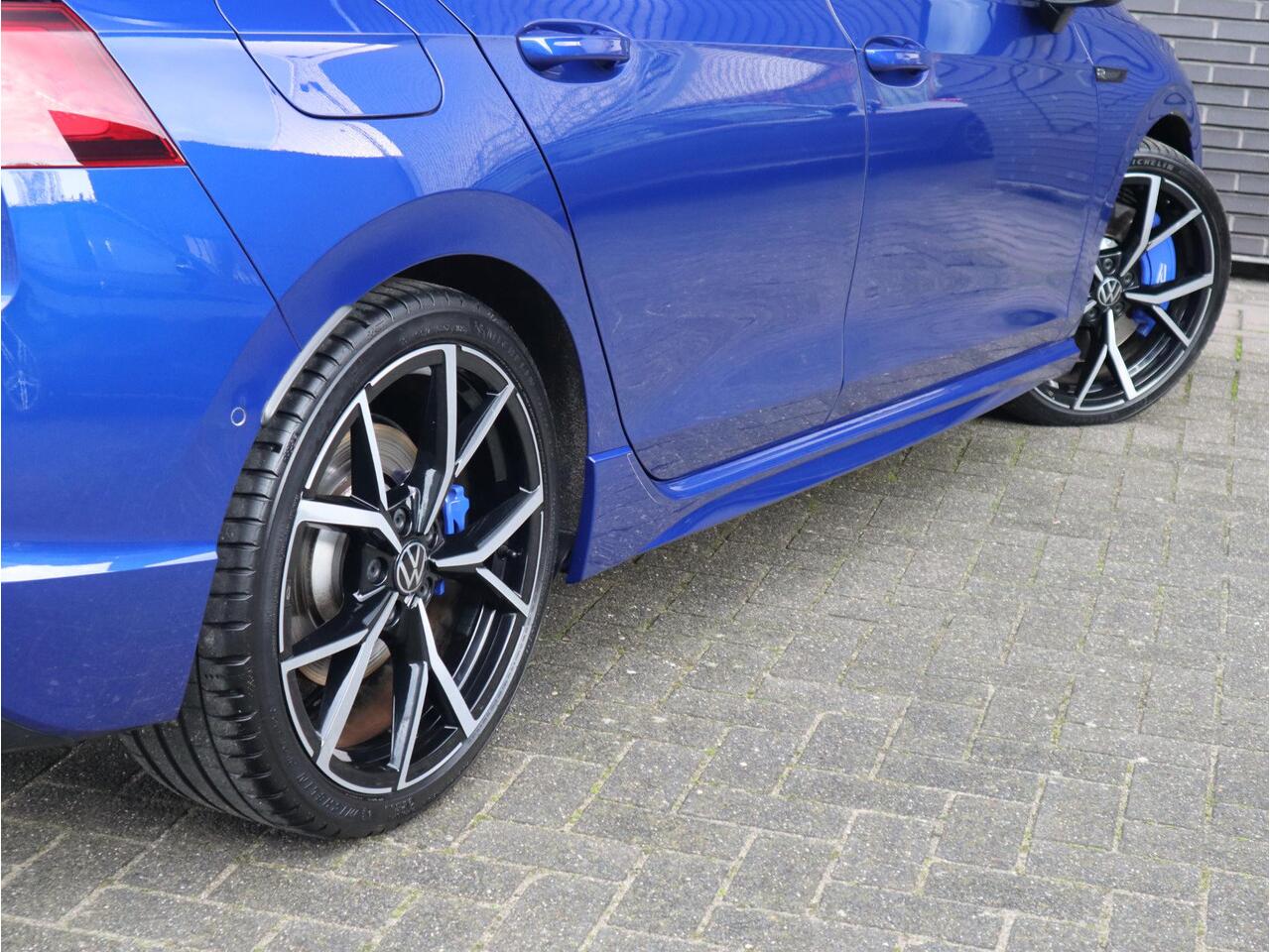 Volkswagen GOLF 2.0 TSI R 4Motion / Adaptief Onderstel / Harman Kardon / 100% Historie / Panoramadak / LED / 19 Inch / Head-Up Display / Sportstoelen / Stoelverwarming / Stuurwiel Verwarmd / Dodehoek Detectie