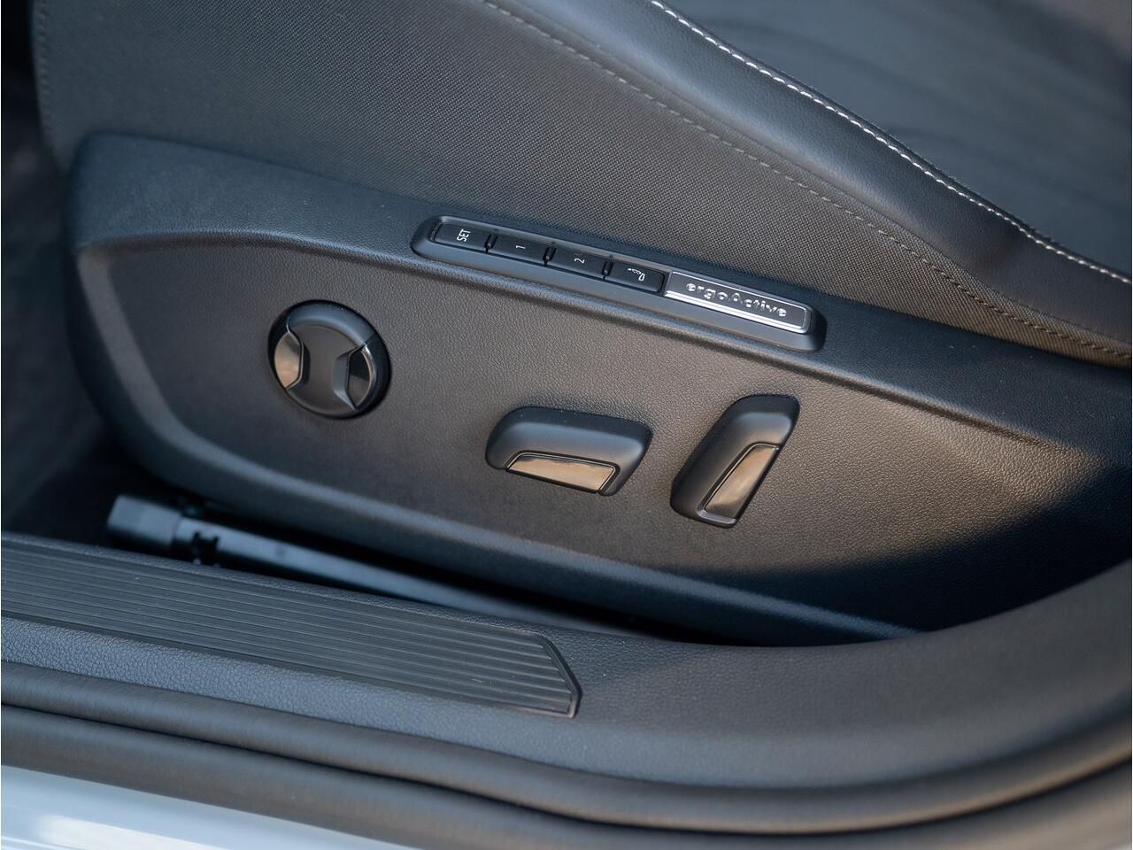 Volkswagen GOLF 1.5 eTSI 150Pk 50 Edition | 360 Camera | Stoelgeheugen | IQ Light | Prijs Rijklaar!!