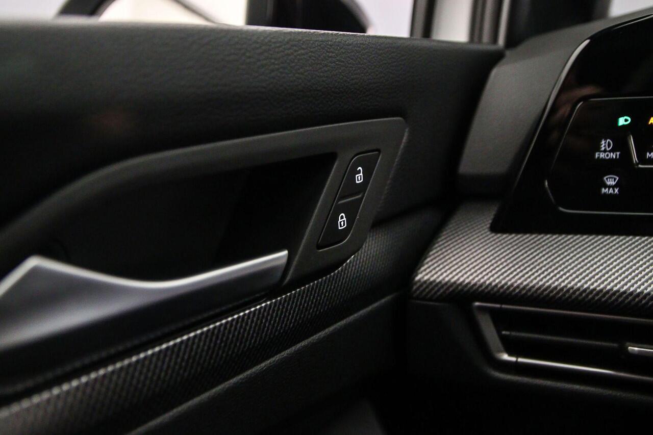 Volkswagen GOLF 1.5 eHybrid GTE 272pk DSG Automaat, Panoramadak, Trekhaak, Lederen bekleding, Stoelverwarming, Black style, Achteruitrijcamera, Elektrisch verstelbare stoel, Dodehoeksensor, Adaptief onderstel