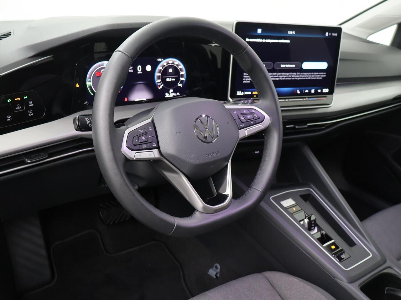 Volkswagen GOLF 1.5 eHybrid Life Edition | 204 PK | Automaat | Elektrische Panoramadak | Cruise control adaptief | Achteruitrij camera |