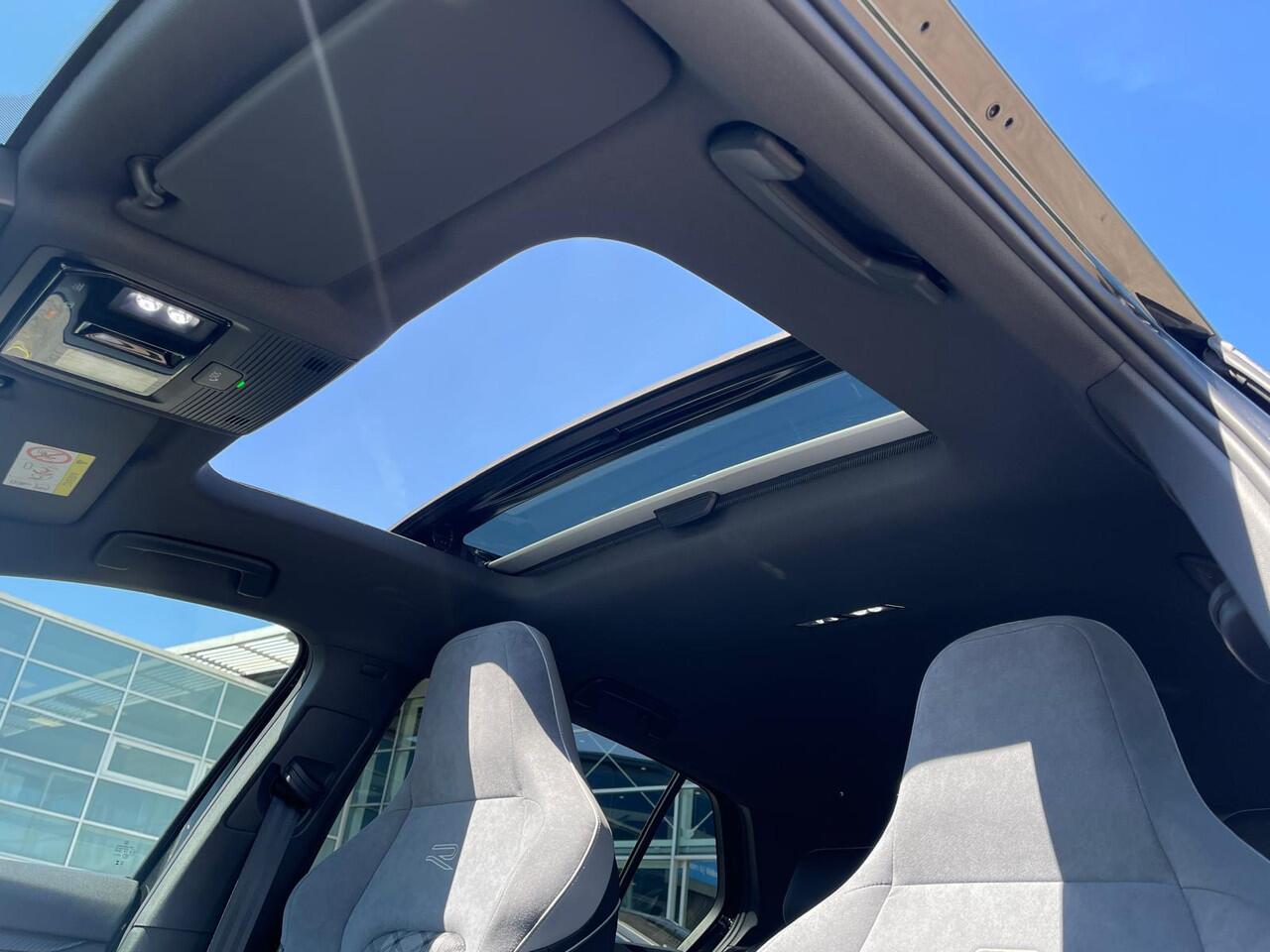 Volkswagen GOLF 1.5 eTSI 150PK DSG R-Line Business / Black Style / Panoramadak / Achteruitrijcamera / Digital Cockpit Pro / 18'' LMV / VW