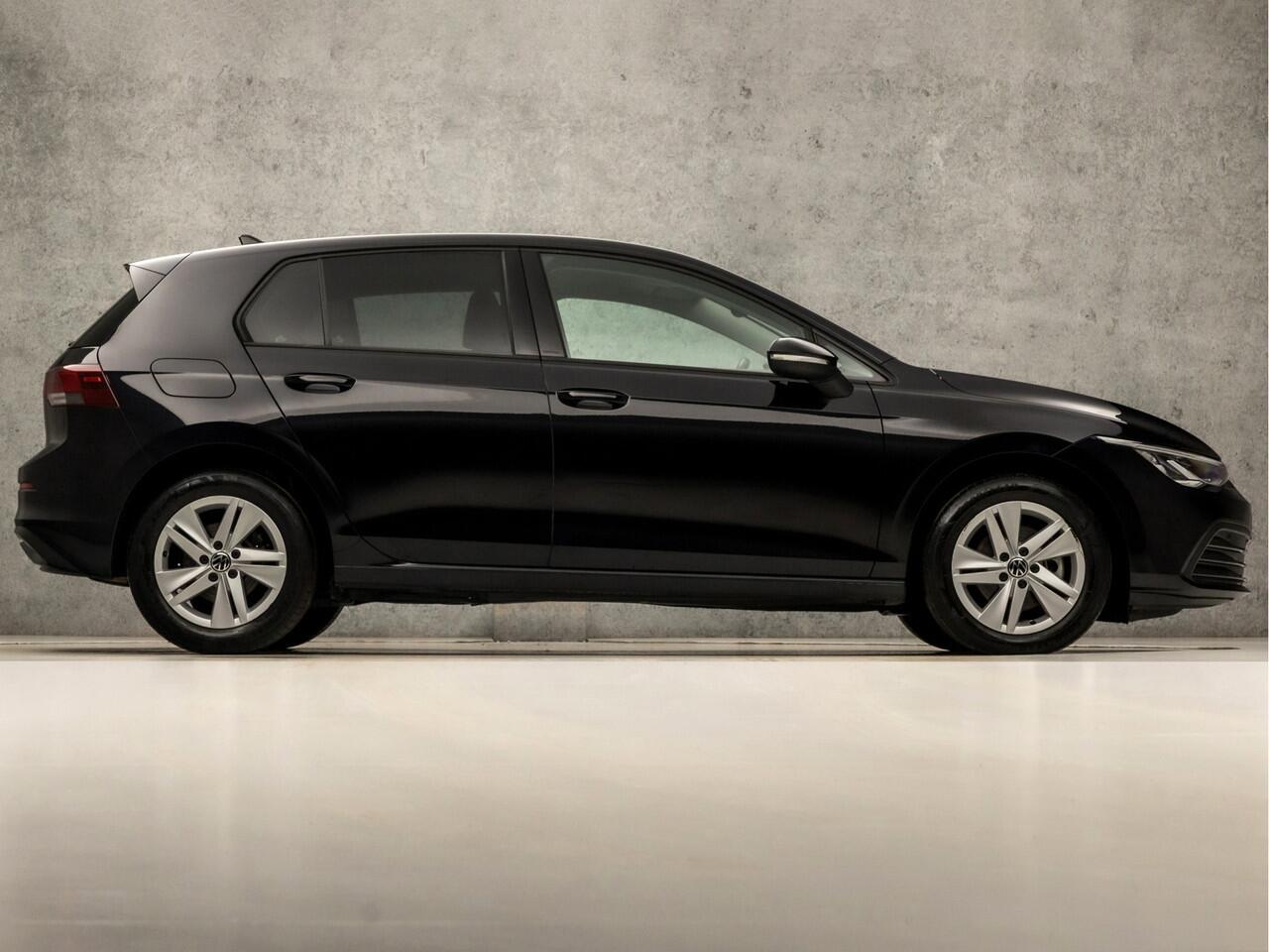 Volkswagen GOLF 1.0 TSI Sport (APPLE CARPLAY, GROOT NAVI, SFEERVERLICHTING, KEYLESS, PARKEERSENSOREN, SPORTSTOELEN, LM VELGEN, GETINT GLAS, NIEUWSTAAT)