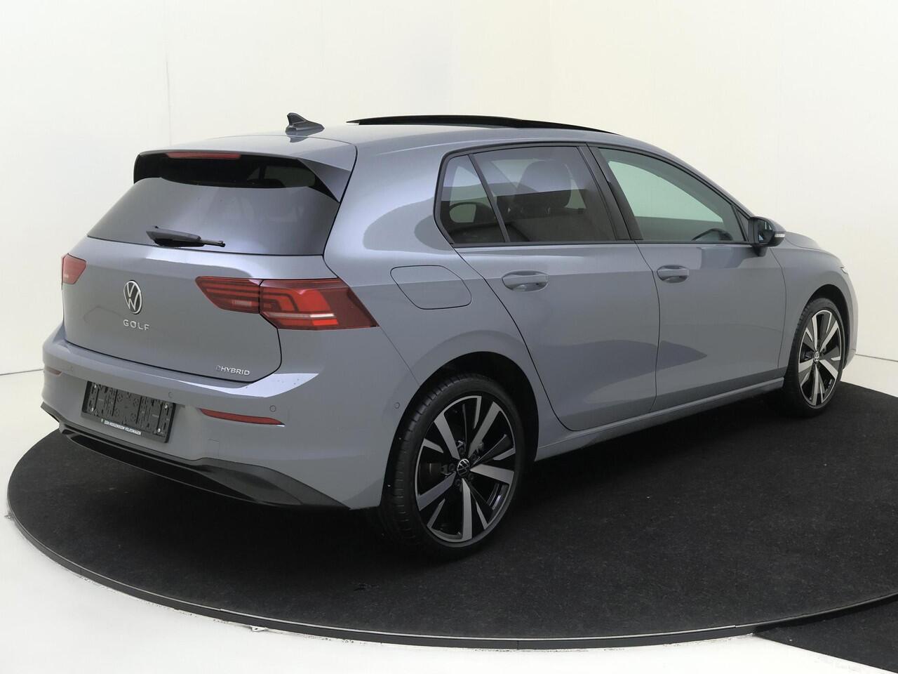 Volkswagen GOLF Life Edition eHybrid | 'App-Connect' draadloze smartphone integratie | Achterbank in ongelijke delen neerklapbaar incl. middenarmsteun en doorlaadmogelijkheid | Afstandscontrolesysteem (Front Assist)