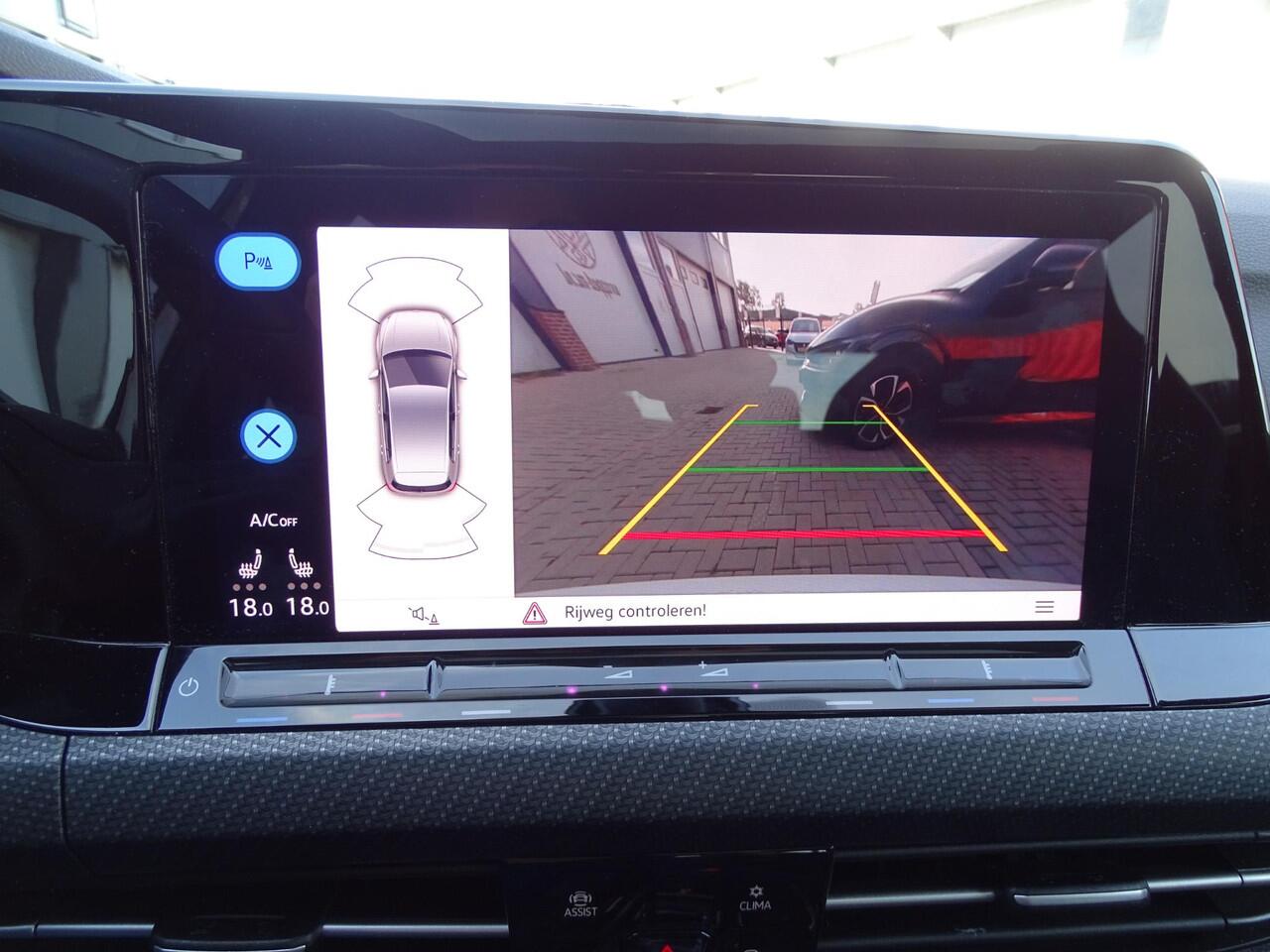 Volkswagen GOLF 1.5 eTSI R-Line 3x R LINE | NAVIGATIE | PANORAMADAK | SPORT INTERIEUR | ADAPTIEVE CRUISE| STUUR/STLE VERWARMING | IQ LED PAKKET | ACHTERUIT RIJ CAMERA | SFEERVERLICHTING |