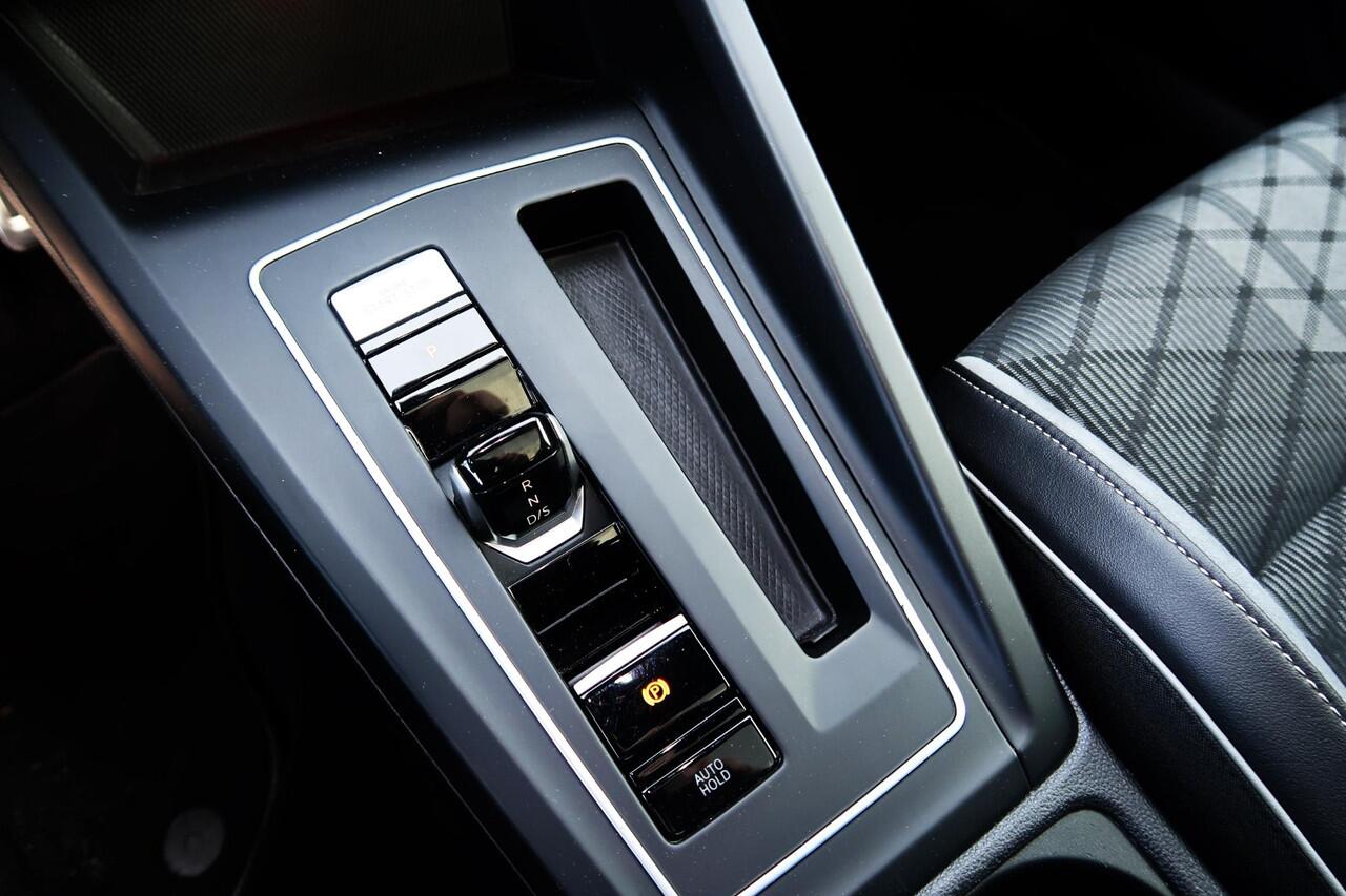 Volkswagen GOLF Variant 1.5 eTSI R-Line Business+ PANO TREKHAAK