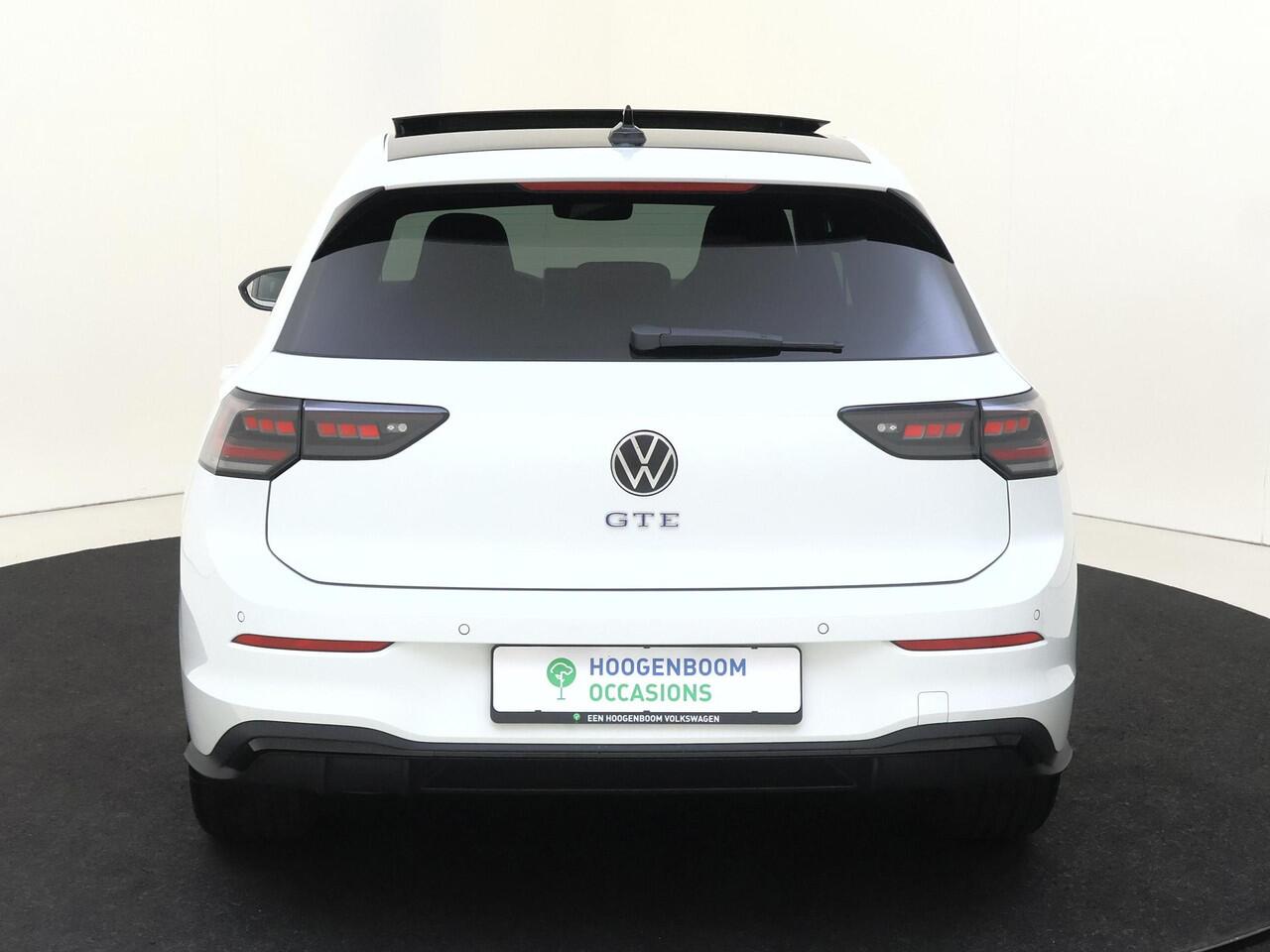 Volkswagen GOLF 1.5 eHybrid GTE | SoH 99% | Panoramadak | 360 camera | Head-up display | Adaptieve cruise control | 3-zone airco | LED matrix verlichting | CarPlay | Stoel- en stuurwielverwarming |
