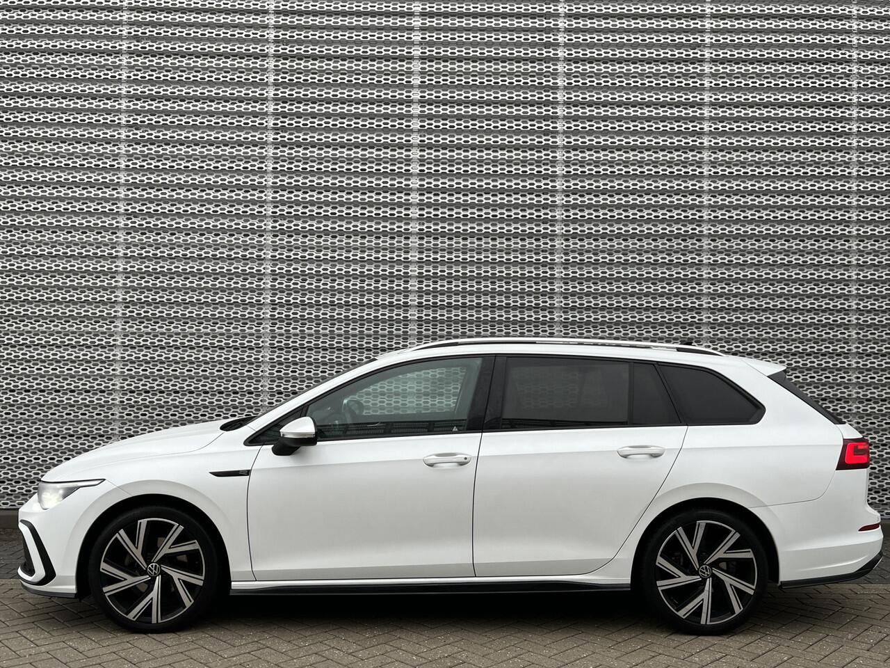 Volkswagen GOLF Variant 1.5 eTSI R-Line Business+ / Panoramadak / Navigatie / Camera / Parkeersensoren V+A / App connect / Head-up / 18''LMV