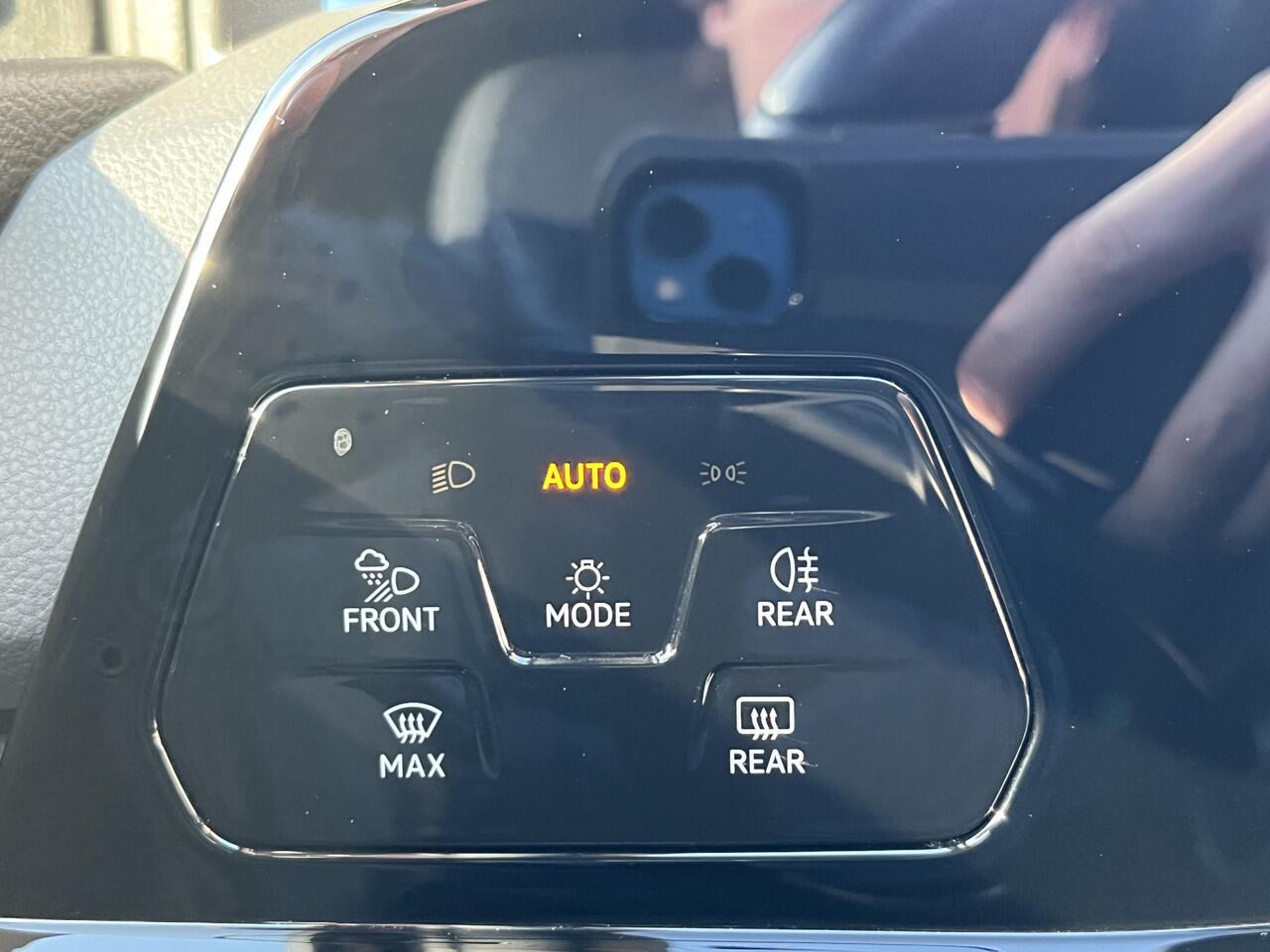 Volkswagen GOLF 1.4 eHybrid GTE / AUTOMAAT/ 245 PK/ PARK. SENSOREN/ LEDEREN MEMORY SEATS/ IQ. LIGHT/ DODE HOEK/ STOELVERWARM & VENTILATIE/ ADAPT. CRUISE/ STUURVERWARM./ TRAVEL ASSIST/ APP CONNECT/ NAVI/ CLIMA/ DAB/ 18" LMV