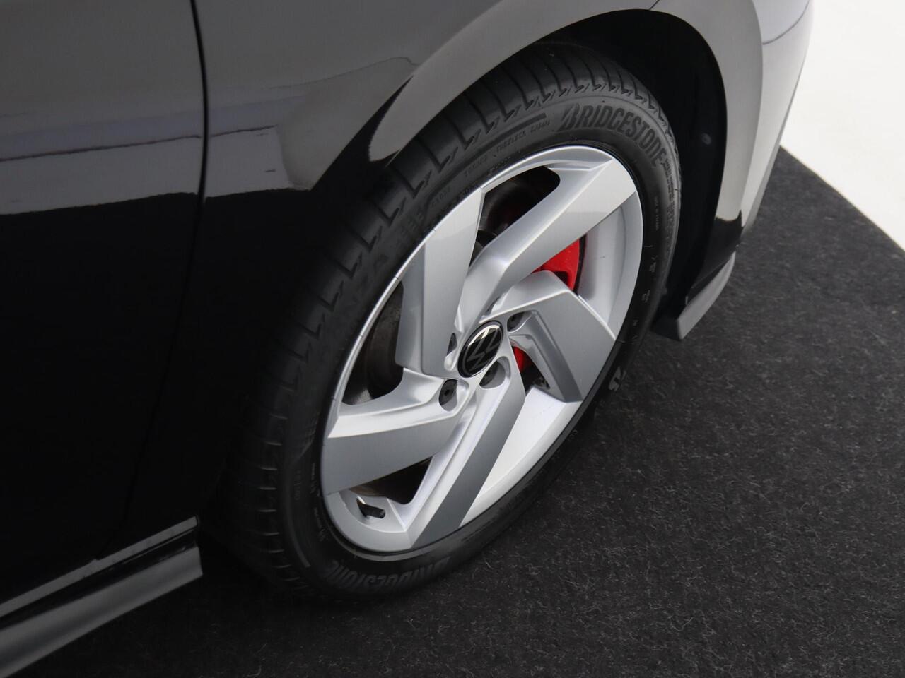 Volkswagen GOLF 1.4 eHybrid GTE | Achteruitrijcamera | 3-zone airco | Adaptieve cruise control | LED Plus verlichting | Stoel- en stuurwielverwarming | CarPlay | Navigatie |