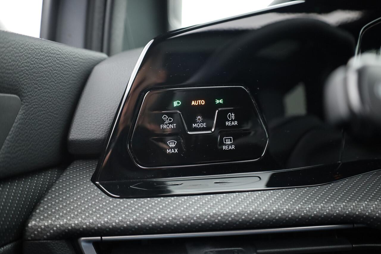 Volkswagen GOLF 1.5 eTSI R-Line | Pano | Camera | IQ. Light | Dodehoekdet. | Carplay & Android Auto | Keyless