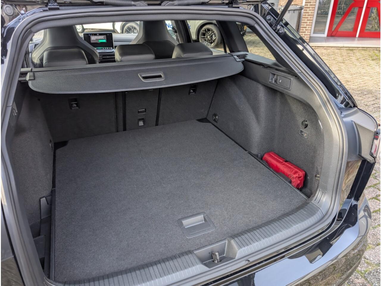 Volkswagen GOLF Variant 1.5 eTSI R-Line Edt.