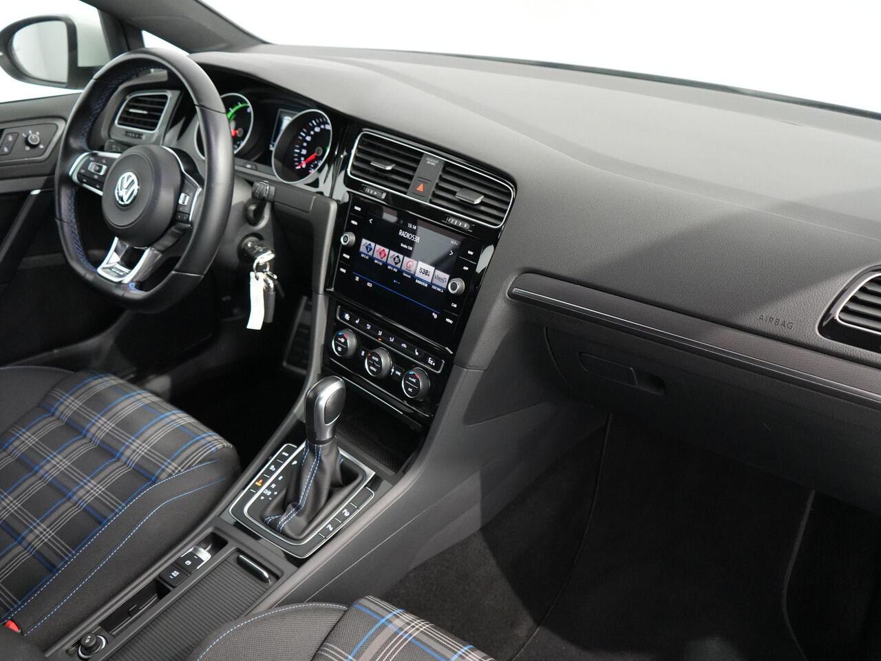 Volkswagen GOLF 1.4 eHybrid GTE | Dealer onderhouden | Standkachel | ACC | LED |