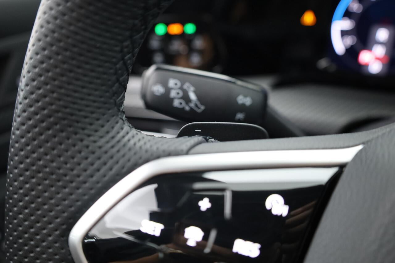 Volkswagen GOLF 1.5 eTSI R-Line | Pano | Camera | IQ. Light | Dodehoekdet. | Carplay & Android Auto | Keyless