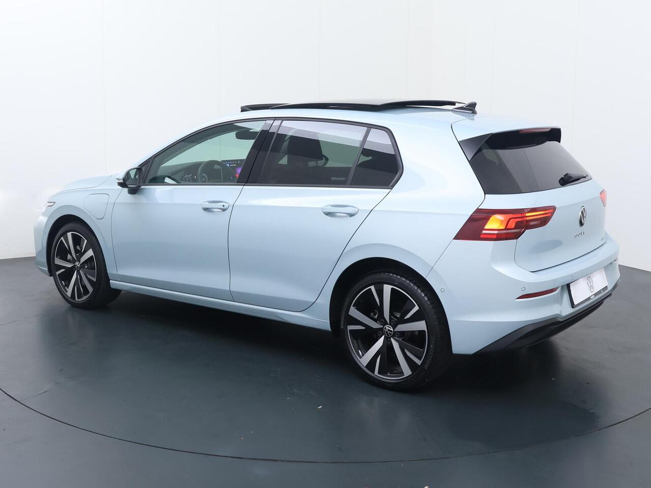 Volkswagen GOLF 1.5 eHybrid Life Edition | 204 PK | Automaat | Panoramadak | Achteruitrij camera | Actieve Cruisecontrol |