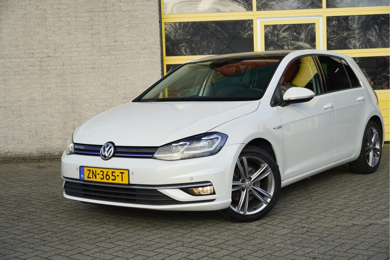 Volkswagen GOLF 1.5 TSI 5drs Highline BJ2019 Lmv 17" | Led V+A | Pdc | Navi | Dynamische knipperlichten | Panoramadak | App-Connect | Climate control | Cruise control | Sportstoelen | Verwarmde voorstoelen | Extra getint glas