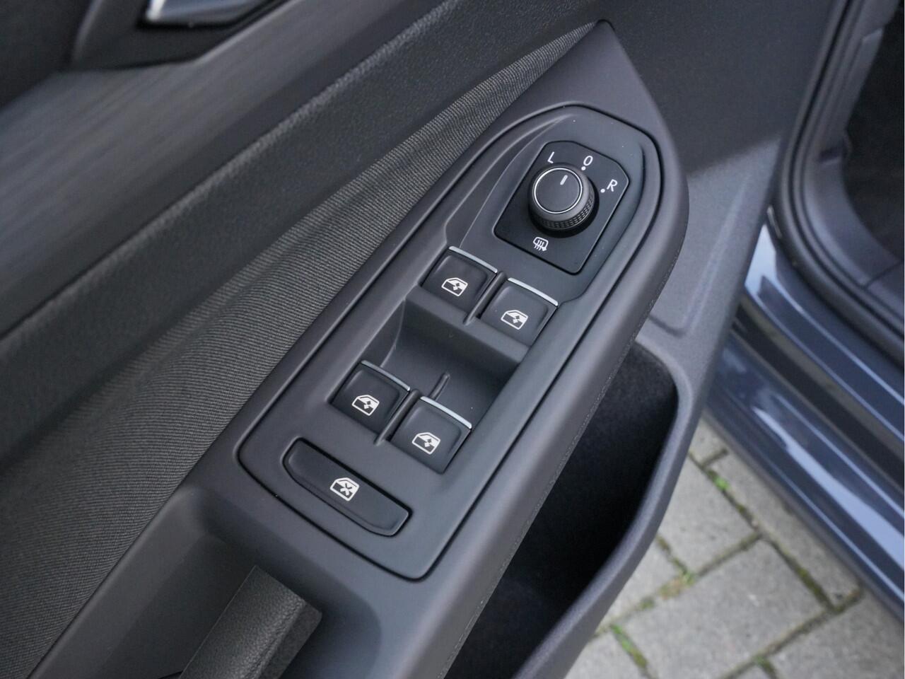 Volkswagen GOLF 1.5 eTSI Style | Adaptive Cruise | Trekhaak | Massage | Virtual