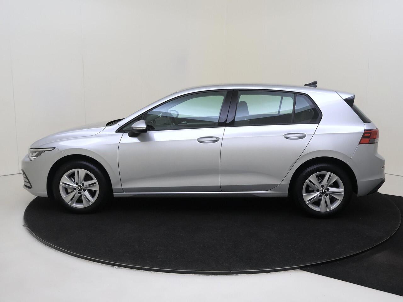 Volkswagen GOLF 1.0 TSI Life | Parkeersensoren | Adaptieve cruise control | CarPlay | Sfeerverlichting | Electronic climate control | Lane assist |