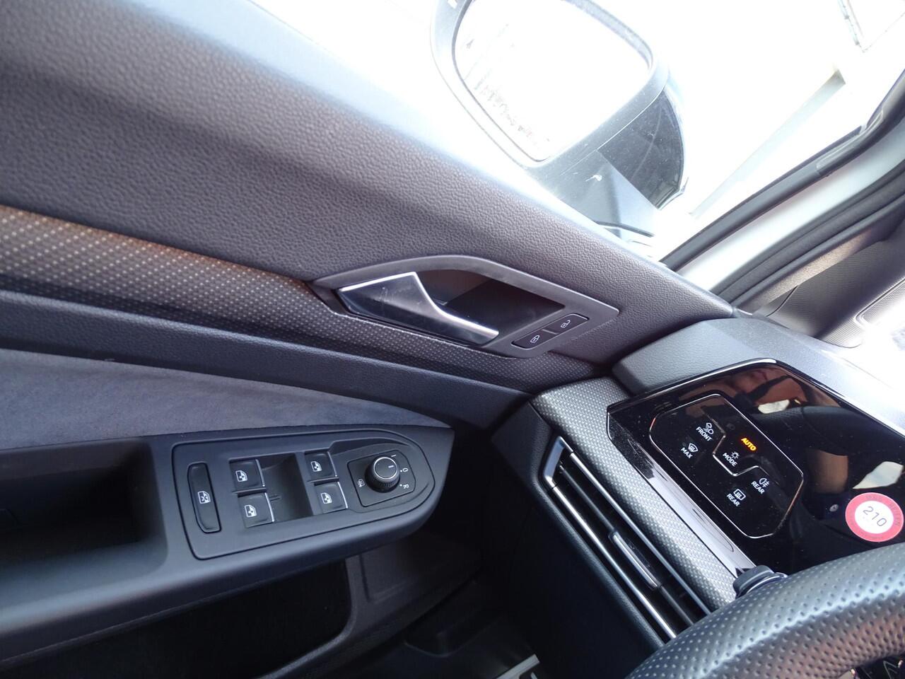 Volkswagen GOLF 1.5 eTSI R-Line 3x R LINE | NAVIGATIE | PANORAMADAK | SPORT INTERIEUR | ADAPTIEVE CRUISE| STUUR/STLE VERWARMING | IQ LED PAKKET | ACHTERUIT RIJ CAMERA | SFEERVERLICHTING |