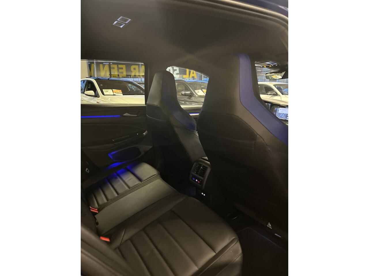 Volkswagen GOLF 2.0 TSI R 4Motion | Memory seats | PPF Folie | Lederen bekleding | Stoel+Stuurverwarming | Head up display | Apaptive cruise control | Lane assist | Dodehoeksdetectie | Sfeerverlichting | Achteruitrijcamera | Apple carplay | 19''INCH