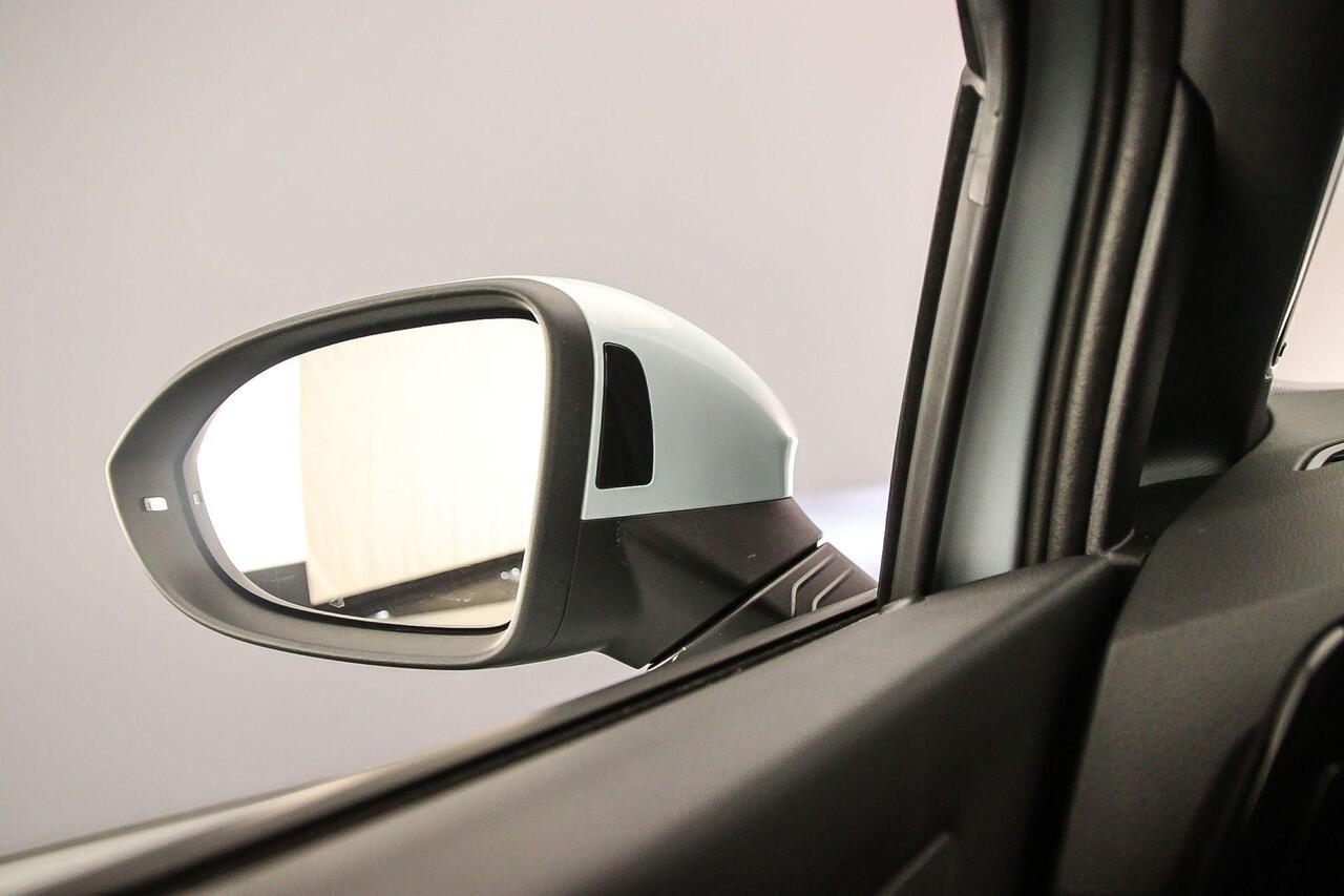 Volkswagen GOLF 1.5 eTSI R-Line Edition 150pk DSG Automaat, Panoramadak, Harman Kardon sound, Side assist, Stoelverwarming, Achteruitrijcamera, Adaptive cruise control