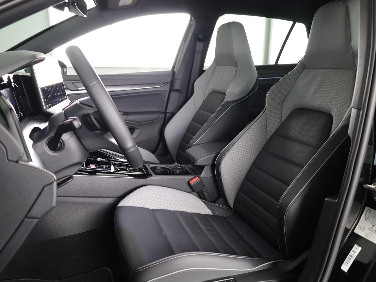 Volkswagen GOLF 1.5 eHybrid GTE 272 pk Automaat (DSG) | Private lease vanaf ¤ 782,- pm | Sportpakket | Panoramadak | Lederen bekleding | Elektr. trekhaak | Parkeersensoren | Blackstyle | Stoelverwarming |