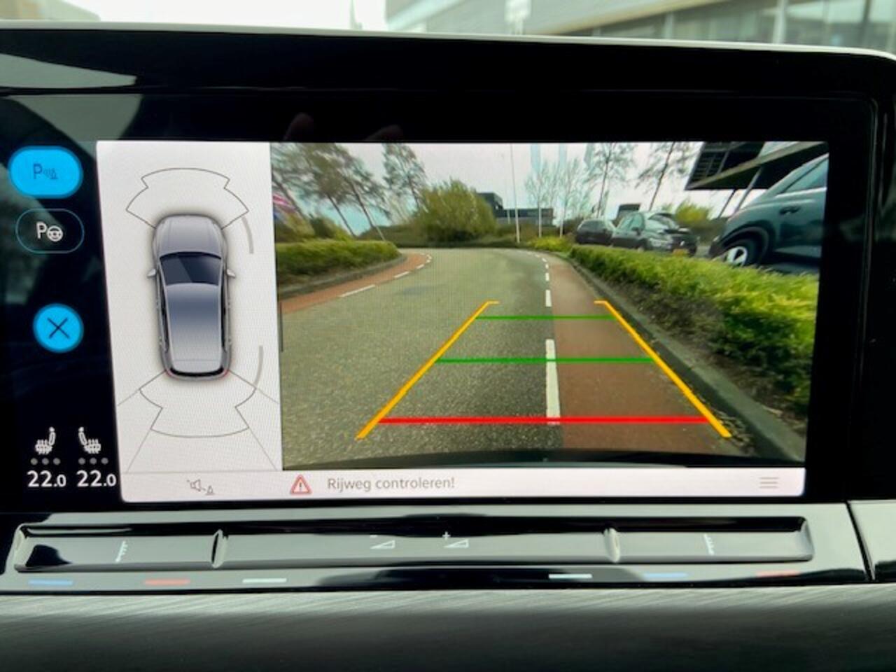 Volkswagen GOLF 1.5 eTSI Style / App-Connect / Stoelverwarming / Digital Cockpit / Achteruitrijcamera