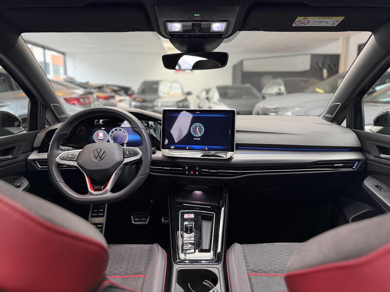 Volkswagen GOLF 2.0 TSI GTI Clubsport / Akrapovic / Pano / Head-up