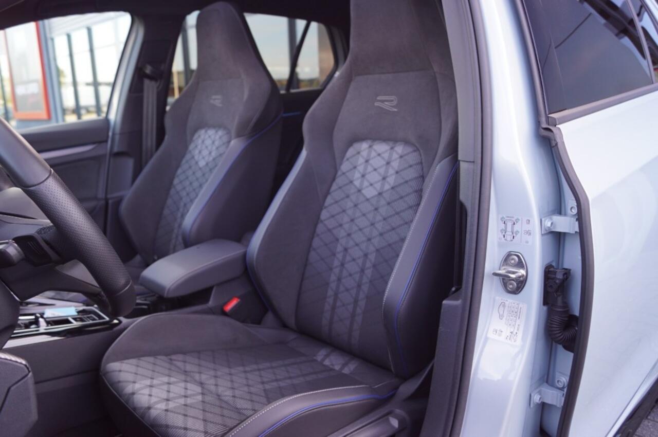 Volkswagen GOLF R-line 1.5 eTSI 150pk DSG facelift Black style/ Panodak /IQ Matrix LED /Head-up/Park-assist plus