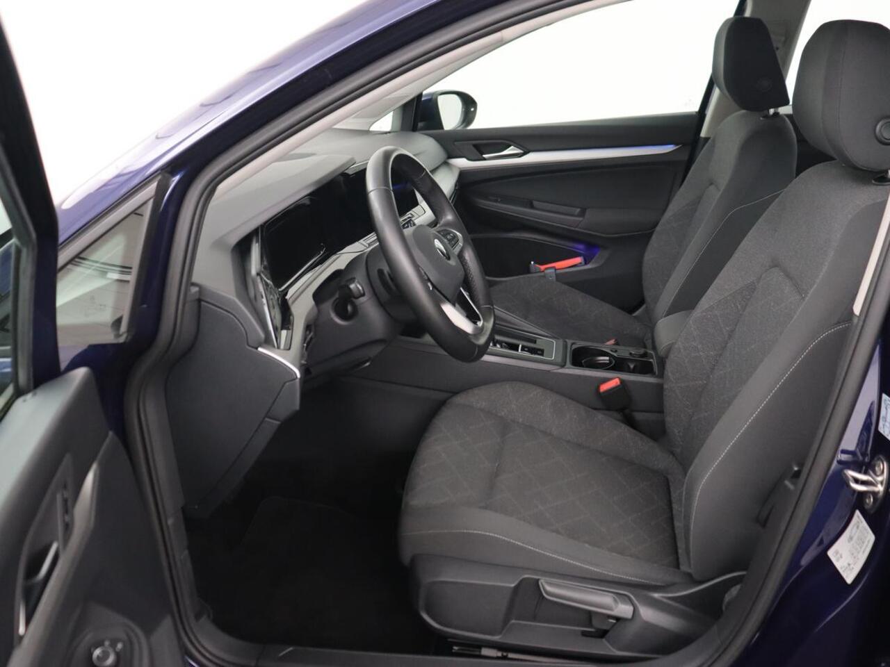 Volkswagen GOLF 1.0 eTSI Life | Trekhaak | Full LED | Carplay | Navigatie | Adaptive cruise | Parkeerhulp | Digital Cockpit | Sfeerverlichting | Climate control