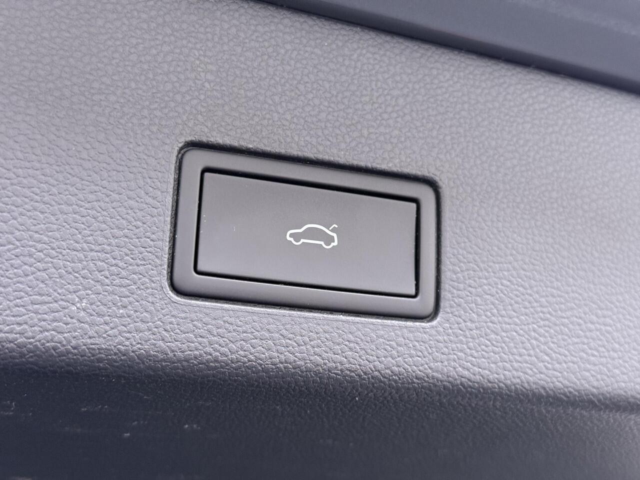 Volkswagen GOLF Variant 1.5 eTSI R-Line Trekhaak | Pano Dak | Camera | Navigatie |