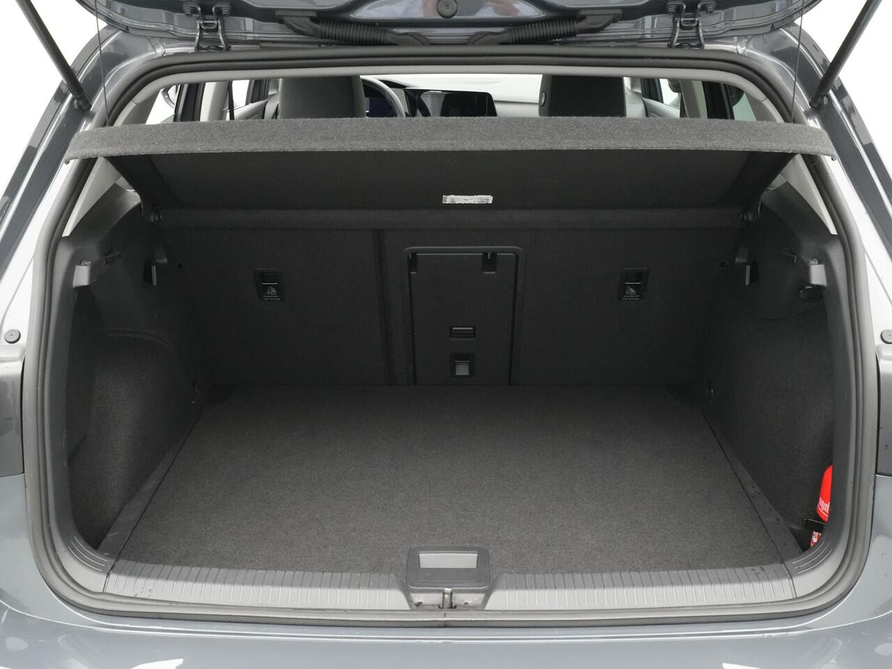 Volkswagen GOLF 1.5 TSI 130pk first Navigatie Stoelverwarming Acc 18'' velgen 211