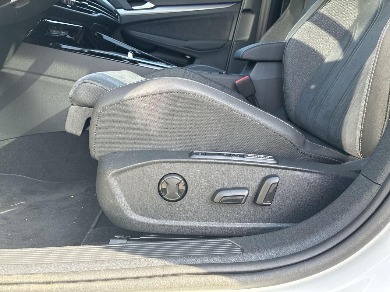 Volkswagen GOLF Style Edition 1.5 eHybrid 204 pk 6 versn. DSG · Multimedia Pakket · Panoramisch schuif-, kanteldak, elektrisch bedienbaar · Trekhaak, elektrisch inklapbaar ·