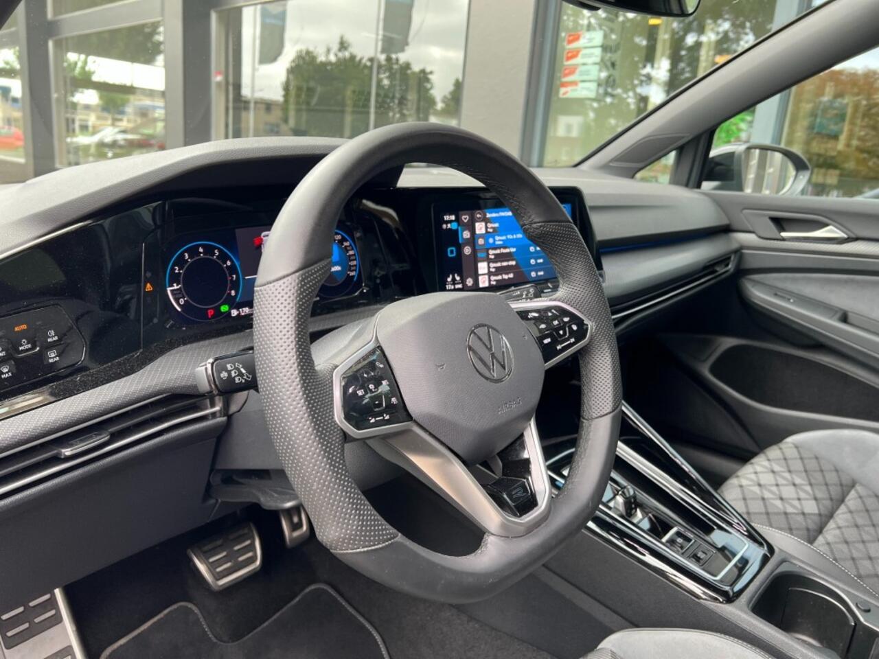 Volkswagen GOLF 1.5 eTSI 150 pk DSG R-LINE Panoramadak IQ LIGHT Achteruitri