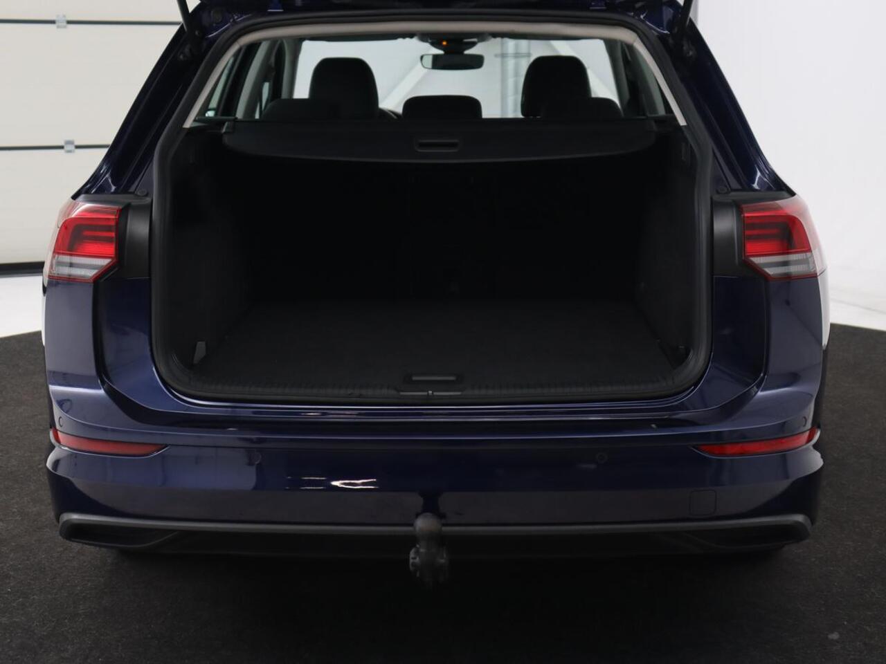 Volkswagen GOLF 1.0 eTSI Life | Trekhaak | Full LED | Carplay | Navigatie | Adaptive cruise | Parkeerhulp | Digital Cockpit | Sfeerverlichting | Climate control