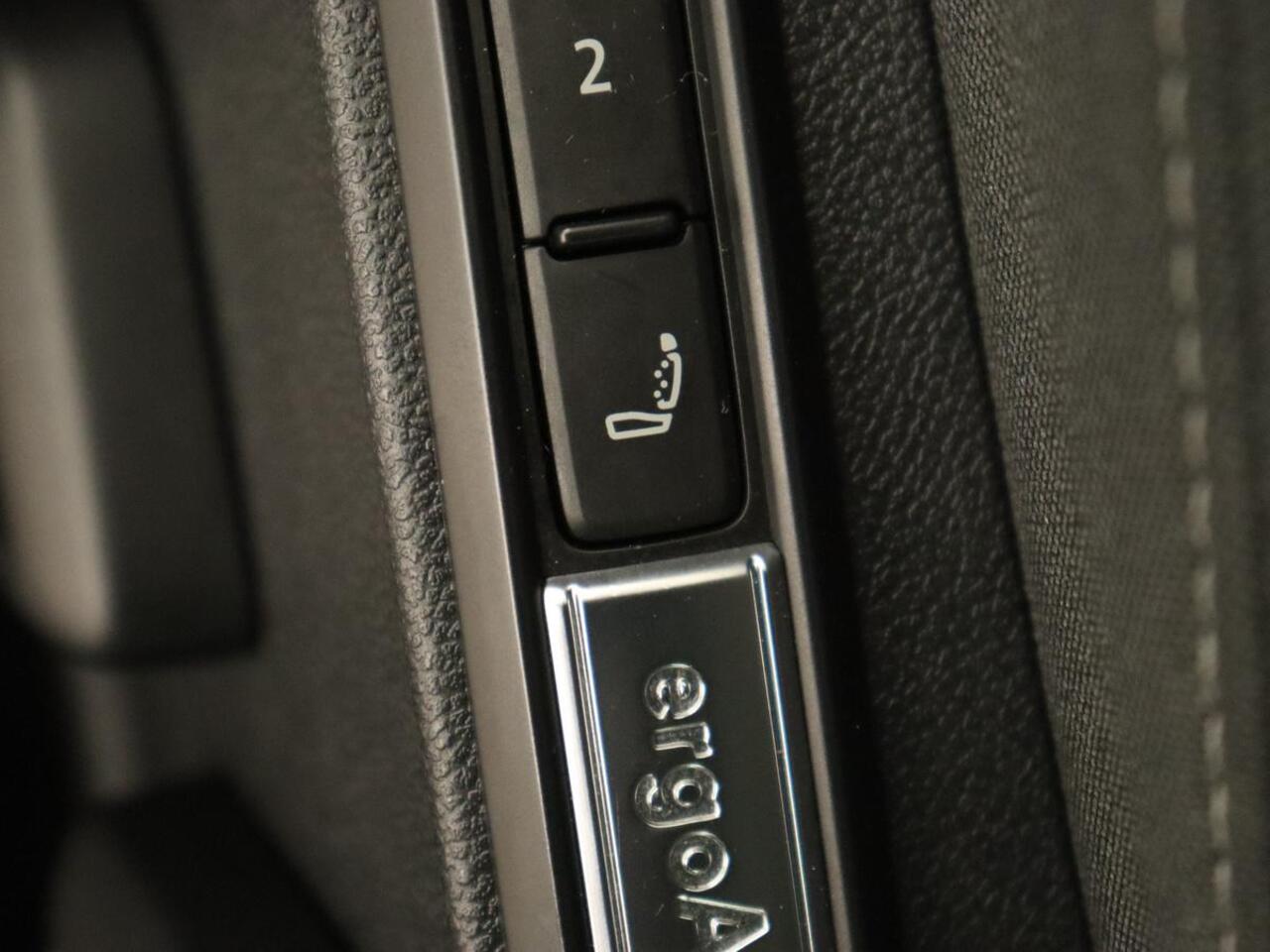 Volkswagen GOLF 1.4 eHybrid Style | Camera | Massage | Carplay | Memory | Sfeerverlichting | Adaptive cruise | Keyless | Navigatie | Full LED | Digital Cockpit