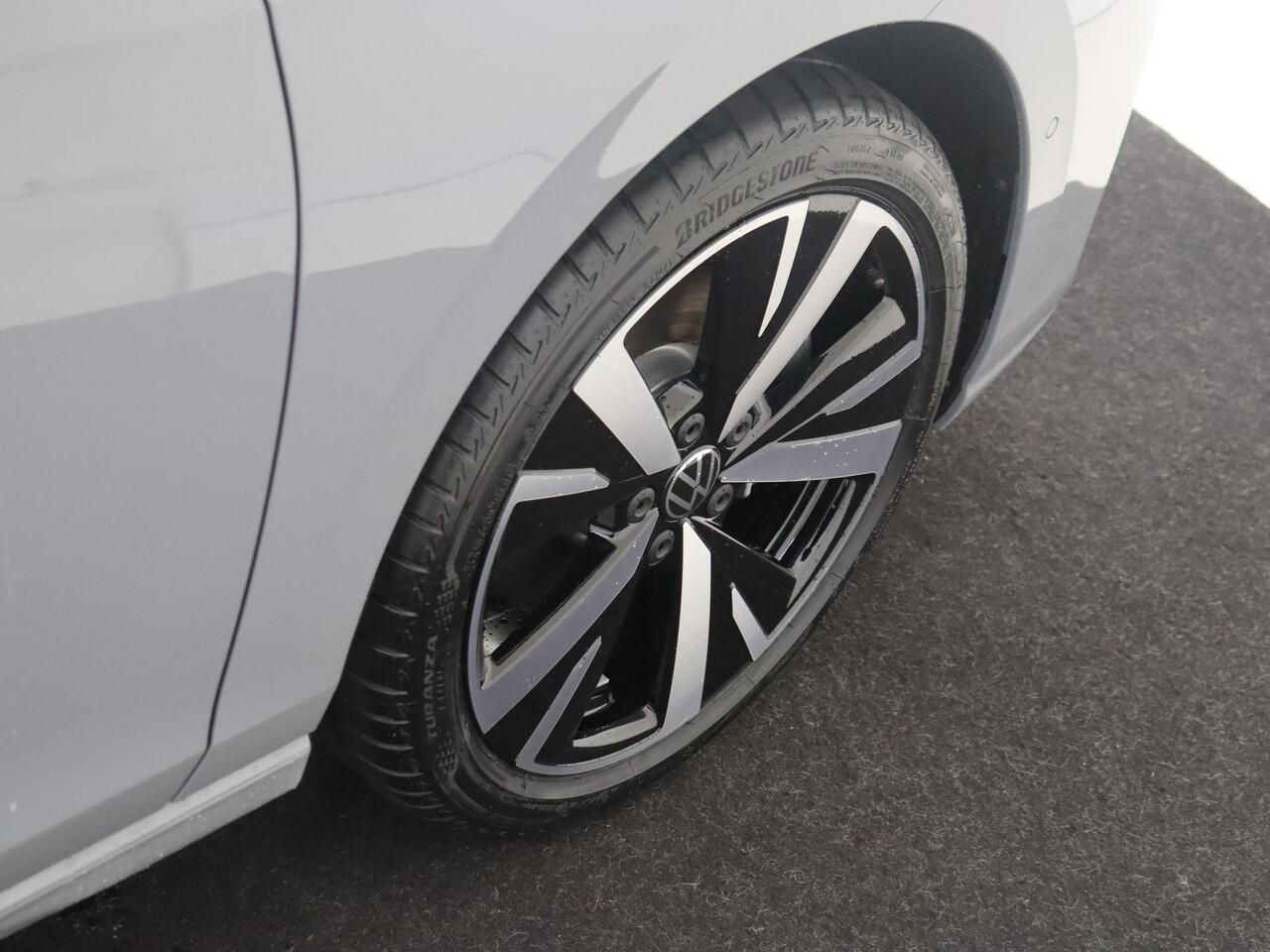 Volkswagen GOLF Life Edition eHybrid | 'App-Connect' draadloze smartphone integratie | Achterbank in ongelijke delen neerklapbaar incl. middenarmsteun en doorlaadmogelijkheid | Afstandscontrolesysteem (Front Assist)