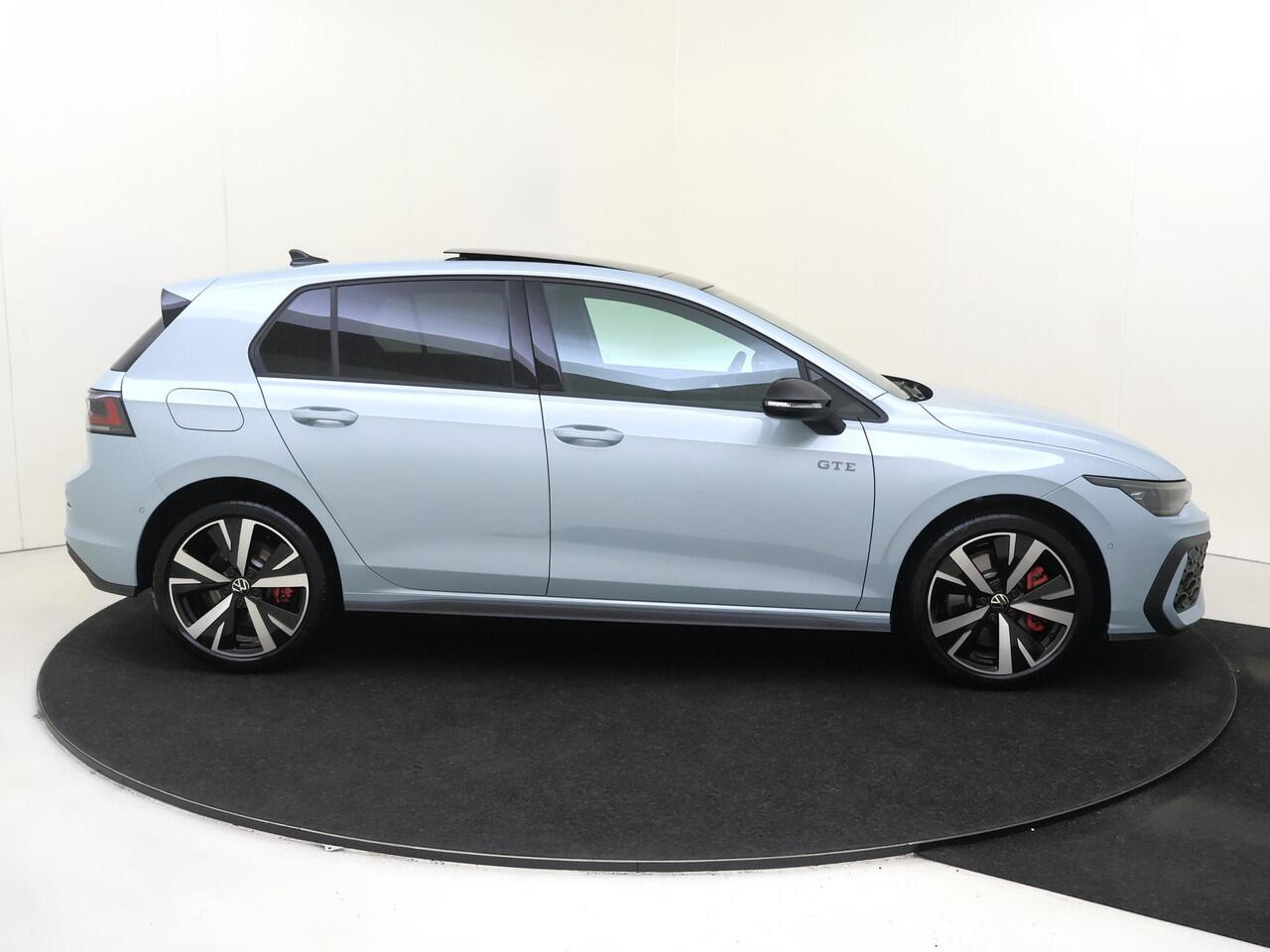 Volkswagen GOLF 1.5 eHybrid GTE | Panoramadak | Trekhaak | Head-up display | Keyless | Black style | Parkeerassistent | LED matrix verlichting | Adaptieve demping |