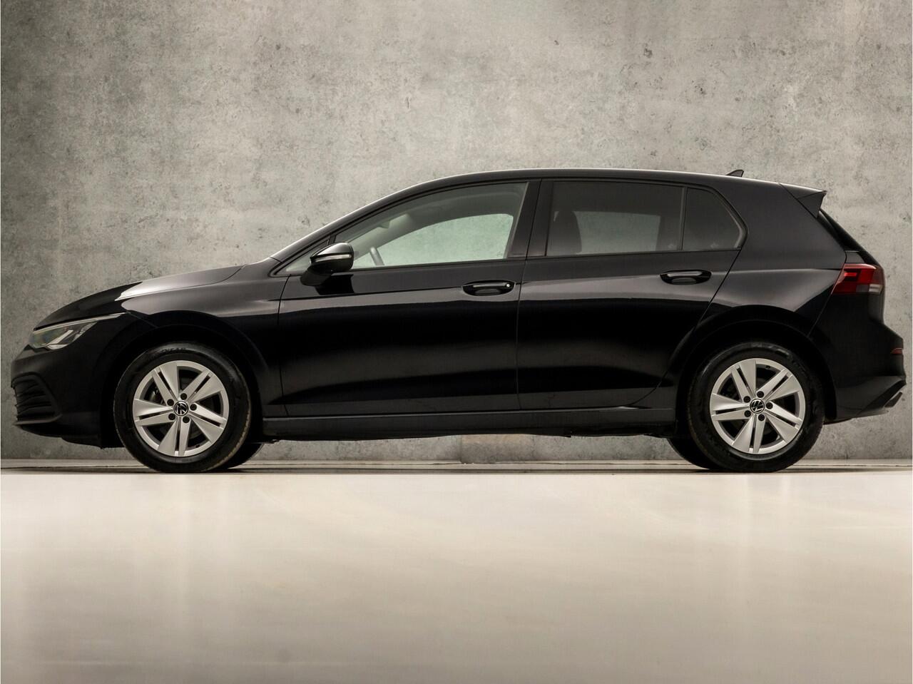 Volkswagen GOLF 1.0 TSI Sport (APPLE CARPLAY, GROOT NAVI, SFEERVERLICHTING, KEYLESS, PARKEERSENSOREN, SPORTSTOELEN, LM VELGEN, GETINT GLAS, NIEUWSTAAT)