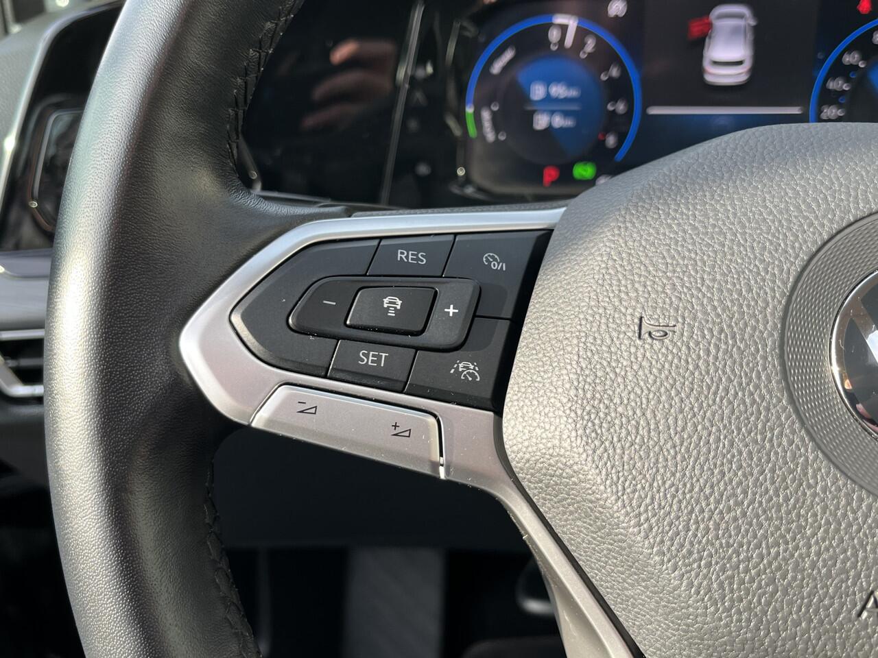 Volkswagen GOLF 1.4 eHybrid Style / AUTOMAAT/ PANO/ PARK. SENSOREN/ MEMORY SEATS/ ERGO ACTIVE/ STOEL-STUURVERWARM./ IQ. LIGHT/ ADAPT. CRUISE/ APP-CONNECT/ NAVI/ CLIMA/ 16" LMV