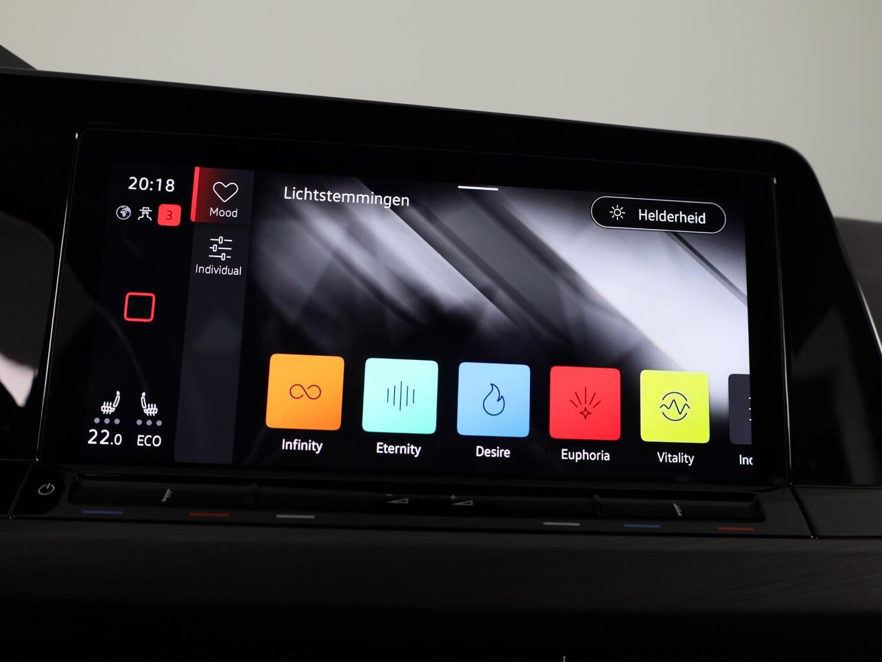 Volkswagen GOLF 1.4 eHybrid Style 204 pk Automaat (DSG) | Navigatie | Parkeersensoren | Autom. airco (3 zones) | Stoelverwarming | LED koplampen |