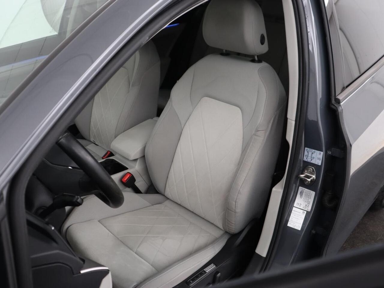 Volkswagen GOLF 1.5 TSI Life Business | Matrix LED | Camera | Massage | Carplay | Keyless | Memory | Navigatie | Adaptive cruise | Side Assist | Sfeerverlichting | Climate control