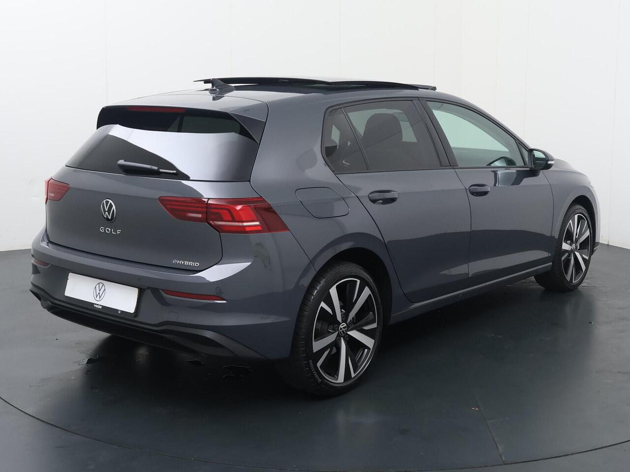 Volkswagen GOLF 1.5 eHybrid Life Edition | 204 PK | SoH 100% | Panoramadak | Stoelverwarming | Achteruitrij camera |