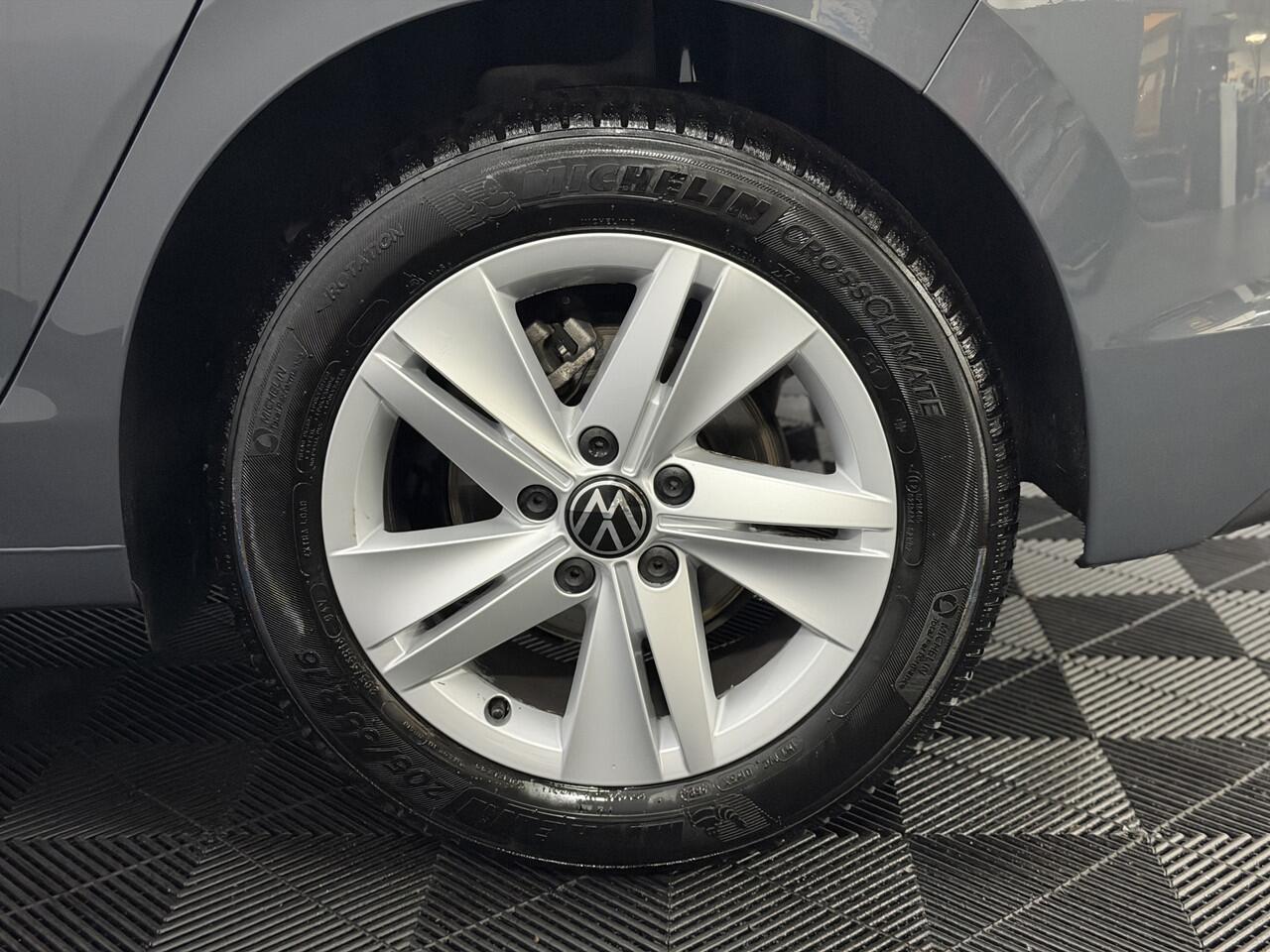 Volkswagen GOLF 1.5 TSI Life Business Clima, Apple carplay, Parkeersensoren, Stoelverwarming, Sfeerverlichting, Led, Keyless start, 2 jaar garantie