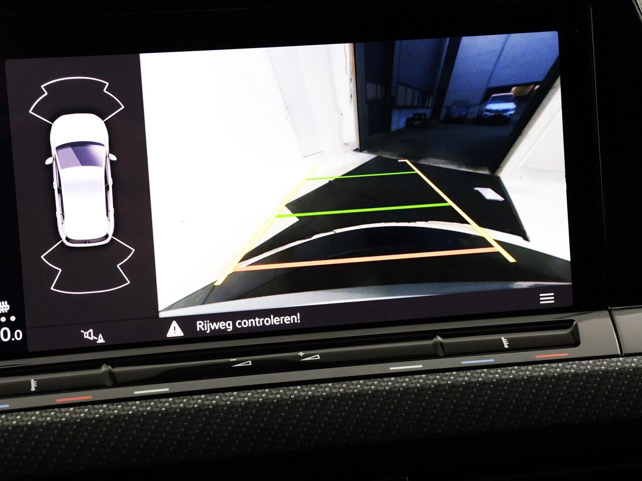 Volkswagen GOLF 1.5 eTSI 150pk DSG R-Line · Panoramadak · Camera · Stuur- & Stoelverwarming · Keyless · Sfeerverlichting · Garantie t/m 22-02-2026 · TOPDEAL