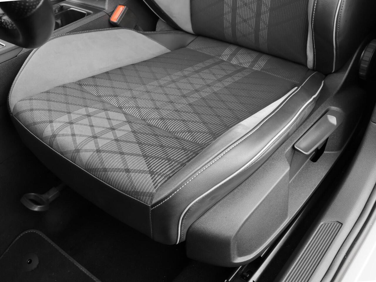 Volkswagen GOLF Variant 1.5 TSI 130pk R-Line · Black Style · Apple/Android Car Play · Stoelverwarming · 18'' Velgen · Matrix LED verlichting ·