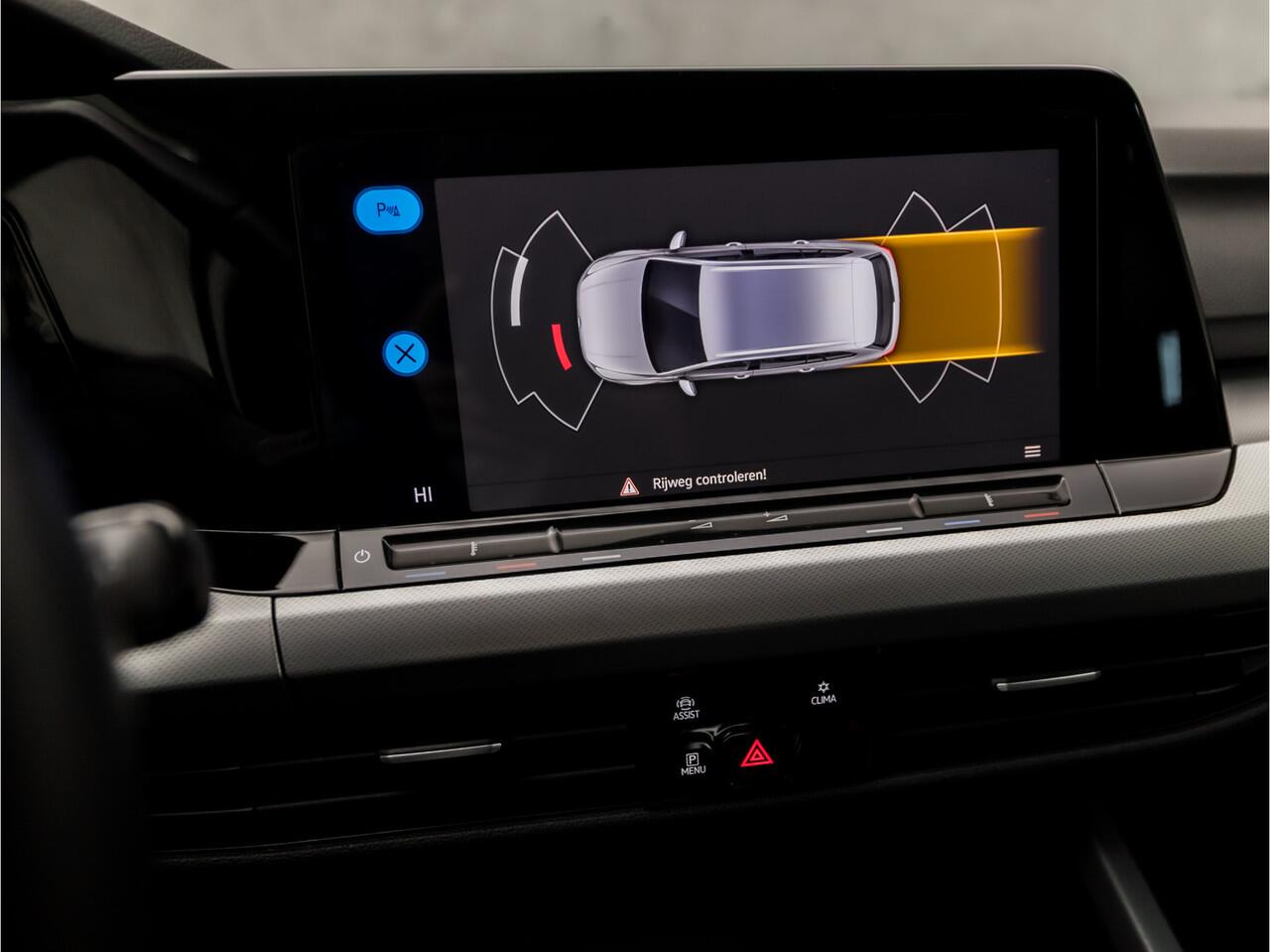 Volkswagen GOLF Variant 1.0 TSI Sportline (APPLE CARPLAY, GROOT NAVI, PARKEERSENSOREN, KEYLESS, GETINT GLAS, SPORTSTOELEN, LM VELGEN, LANE ASSIST, NIEUWSTAAT)