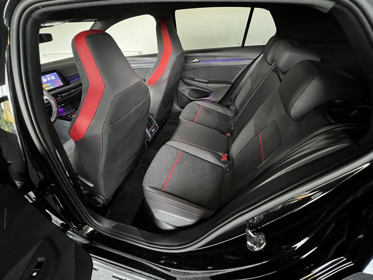 Volkswagen GOLF 2.0 TSI GTI Clubsport / AKRAPOVIC / IQ Light / Winter Pakket / 19" Wielen